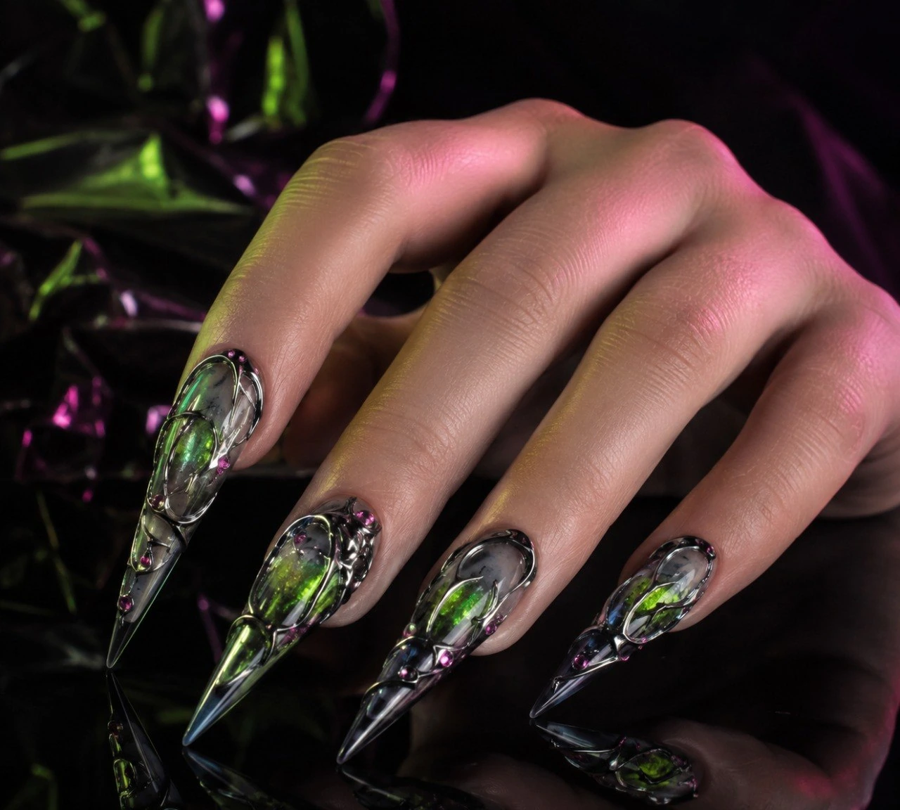 Неоново-зелёный острый маникюр Nail Apokalipsis