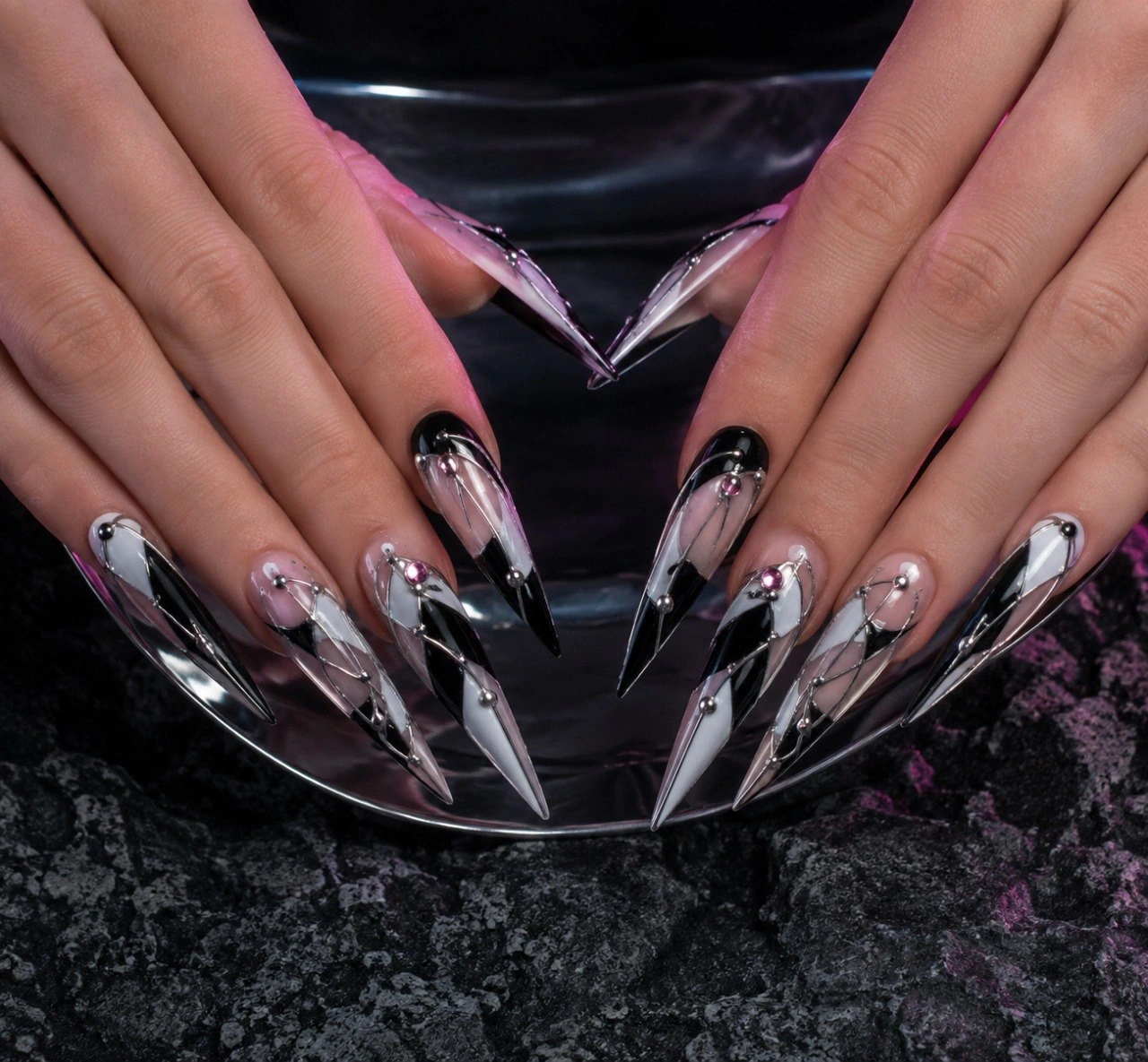 Чёрно-белый острый маникюр Nail Apokalipsis